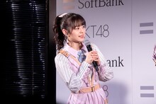 柏木のVRライブ体験を見つめる本間日陽（NGT48）。