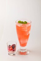 コラボ店舗限定のドリンクの「Miracleビビットソーダ ストロベリー」。