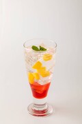 コラボ店舗限定のドリンクの「フルーツ ストロベリーソーダ」。
