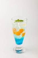 コラボ店舗限定のドリンクの「フルーツ ブルーハワイソーダ」。