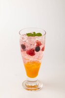 コラボ店舗限定のドリンクの「フルーツ マンゴーソーダ」。