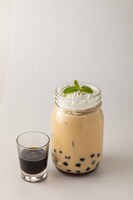 コラボ店舗限定のドリンクの「黒糖好きのタピオカミルクティー」。