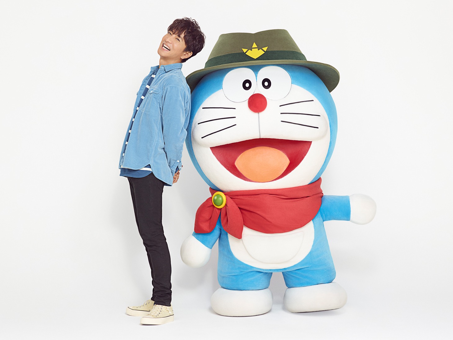 木村拓哉とドラえもん。木村はドラえもんカラーに合わせたシャツで撮影に臨んだ。