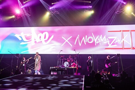 ミオヤマザキ、t-Aceによるコラボパフォーマンスの様子。