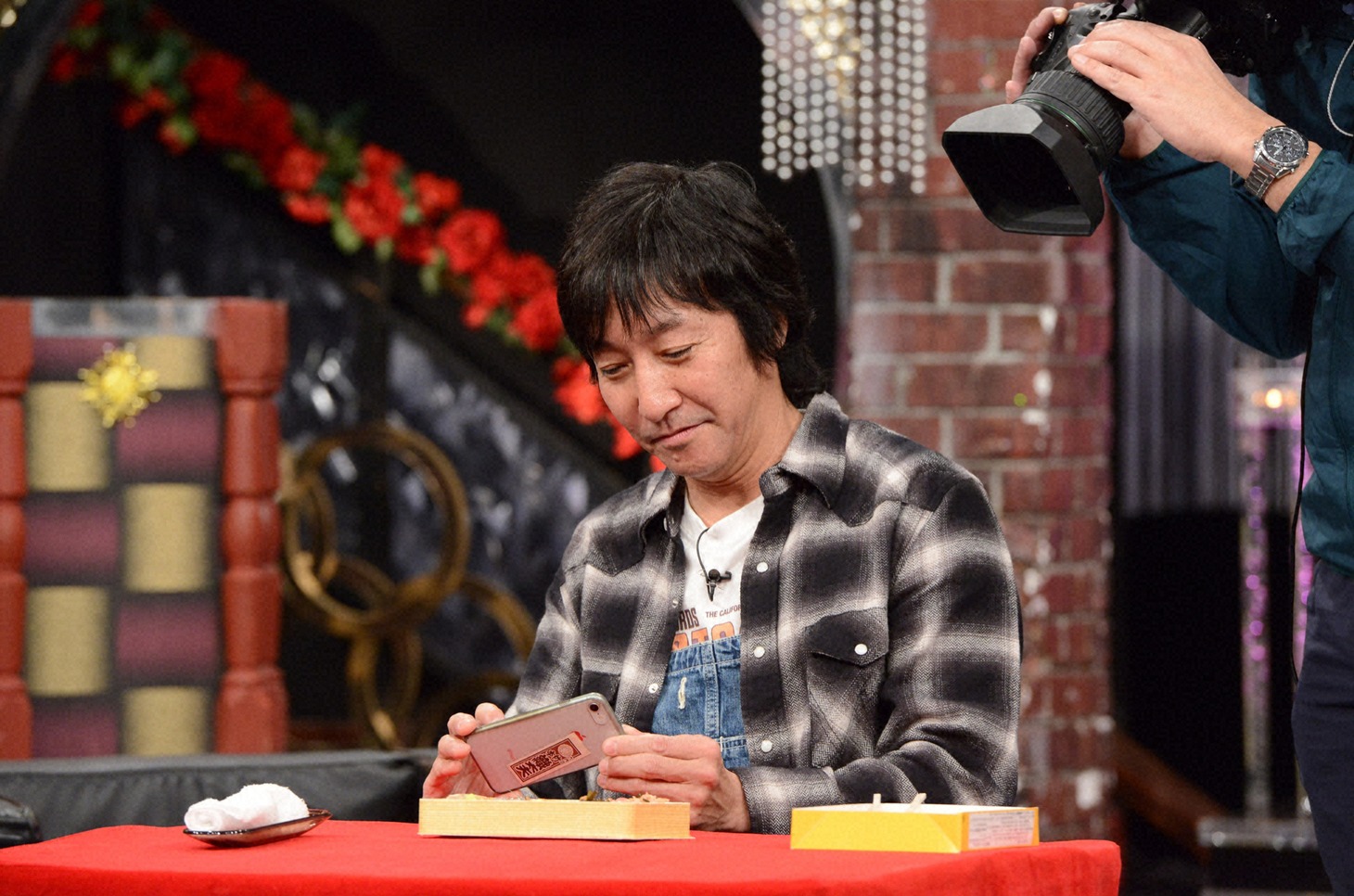 こだわりが強すぎる「シウマイ弁当」の食べ方を披露するウルフルケイスケ。(c)日本テレビ