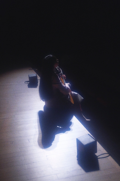 アンコールで「おめでとうの唄」を歌う青葉市子。（Photo by Kodai Kobayashi, Seita Hiramatsu）