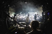 SPARK!!SOUND!!SHOW!!「"NU BLACK RELEASE TOUR"ONE MAN SHOW」の様子。（撮影：KAWADO）