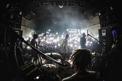 SPARK!!SOUND!!SHOW!!「"NU BLACK RELEASE TOUR"ONE MAN SHOW」の様子。（撮影：KAWADO）