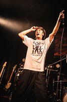 “イチロック”ことイチロー（Dr, Cho）。（撮影：KAWADO）