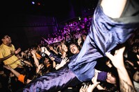 フロアにダイブするチヨ（B, Cho）。（撮影：KAWADO）