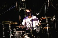 イチロー（Dr, Cho）（撮影：KAWADO）