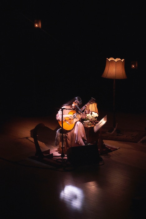 青葉市子「"gift" 青葉市子 10th anniversary concert I」の様子。（Photo by Kodai Kobayashi, Seita Hiramatsu）