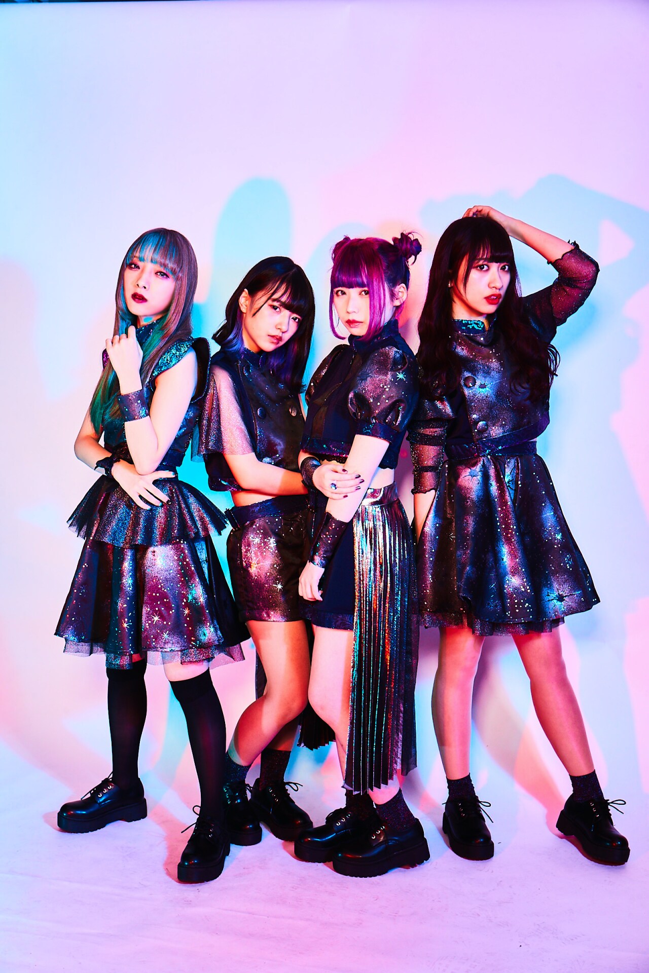 AiDOLOXXXY、デビューライブ映像交えた「閃光Clarity」MV公開