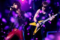 人気画像2位は「B'zの映像作品23本をYouTubeでフル尺公開『B'z LIVE-GYM -At Your Home-』」より、B'z。