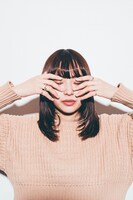 両手に着けている指輪。右手薬指はTEN.、小指はハワイアンジュエリー、左手人差し指は自作のリング、小指はファンからの貰いもの。