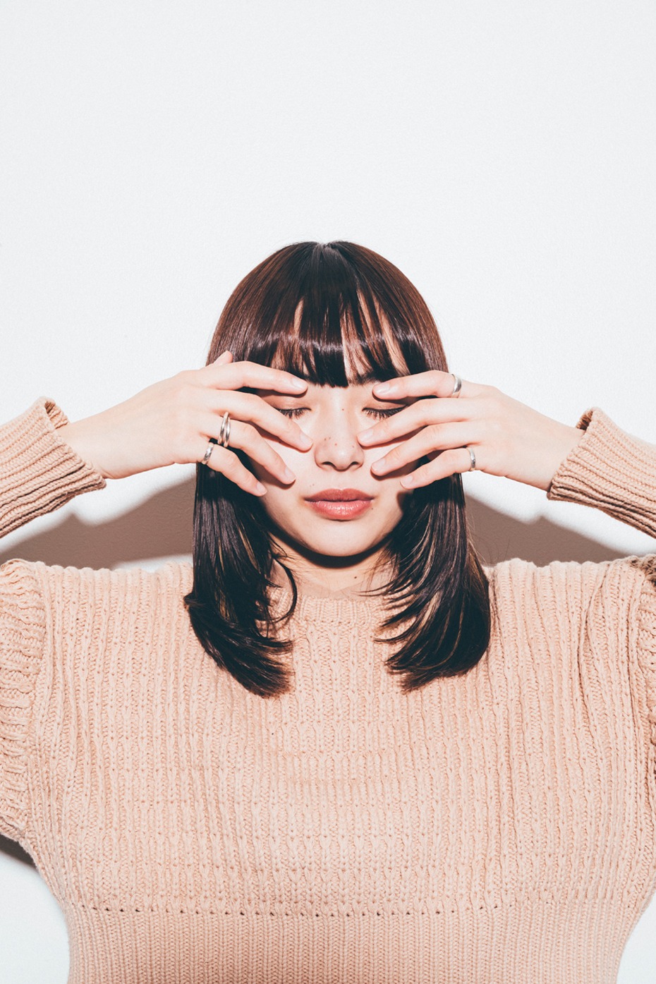 両手に着けている指輪。右手薬指はTEN.、小指はハワイアンジュエリー、左手人差し指は自作のリング、小指はファンからの貰いもの。