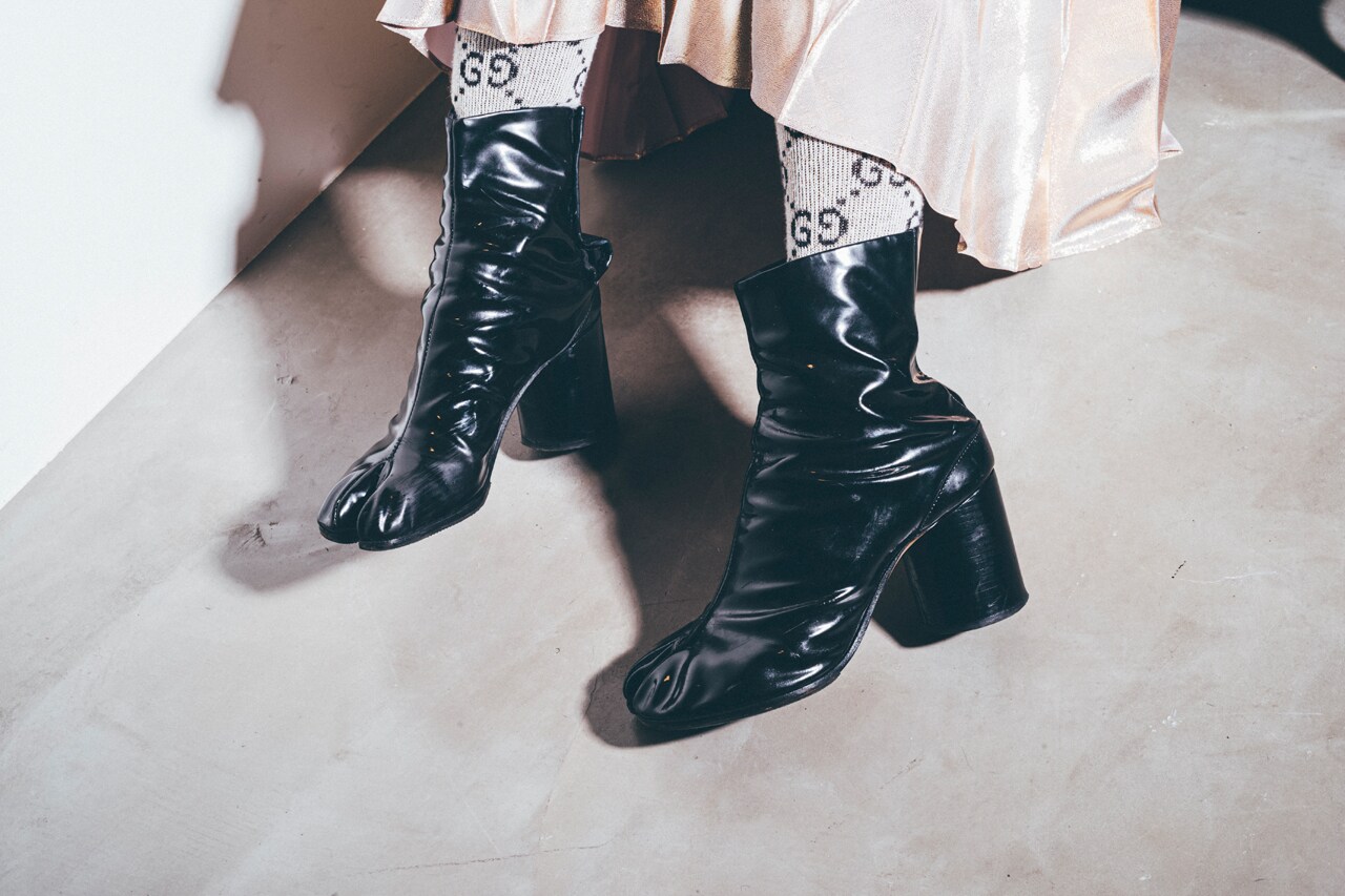 Maison MargielaのブーツとGUCCIのソックス。