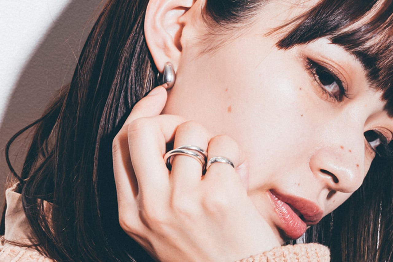 TOMWOODのピアスと右手に着けている指輪。