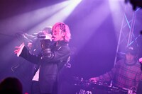 SHARE LOCK HOMESのライブの様子。