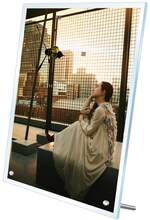 Wakana直筆サイン入り「magic moment」オリジナルアラームクロックのイメージ。