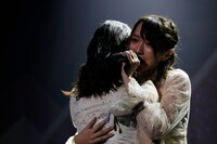 「虹の素」を歌う佐々木舞香と野口衣織。（写真提供：代々木アニメーション学院）