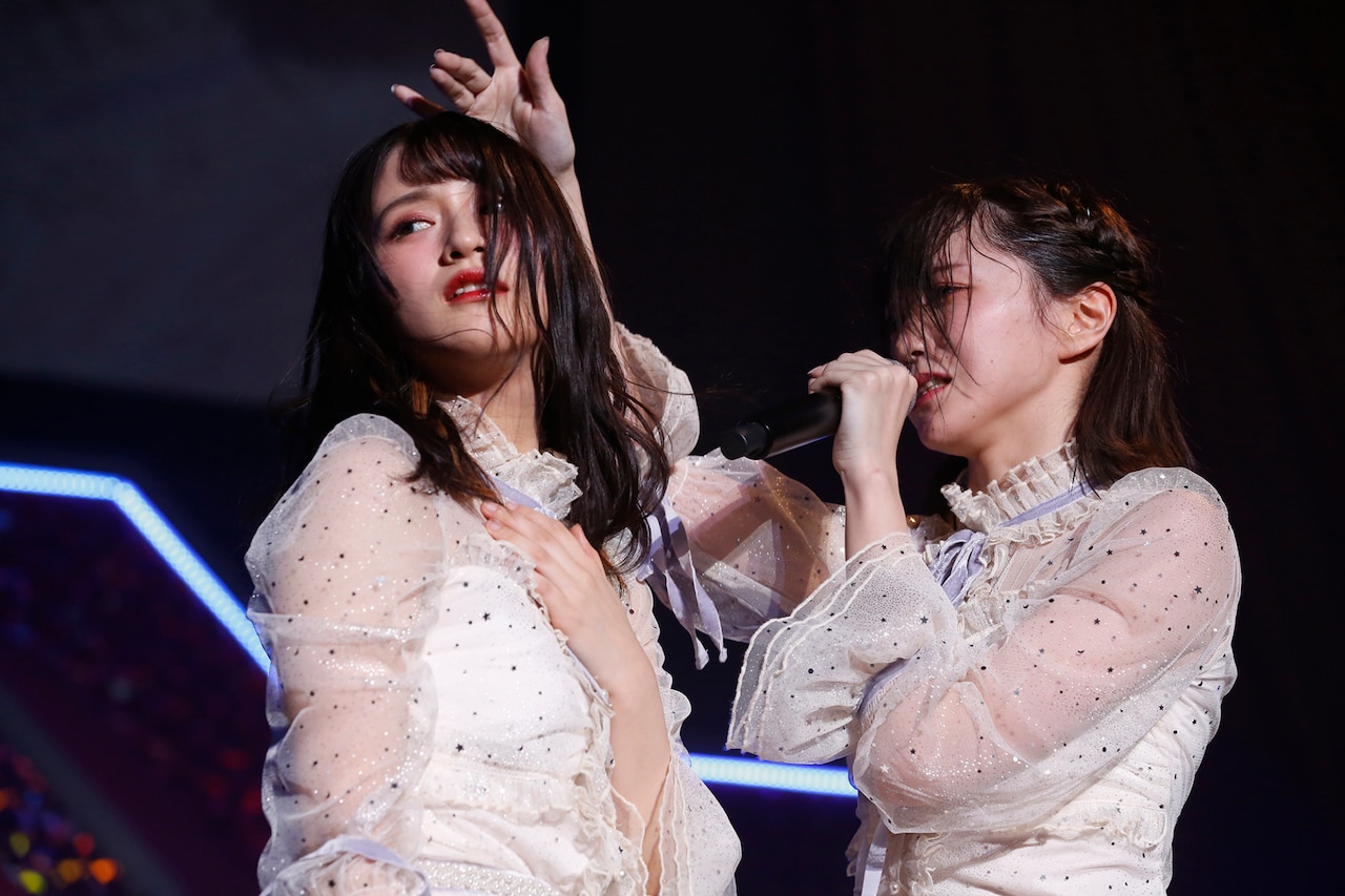 虹の素」を歌う佐々木舞香と野口衣織。（写真提供：代々木