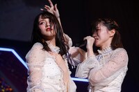 「虹の素」を歌う佐々木舞香と野口衣織。（写真提供：代々木アニメーション学院）