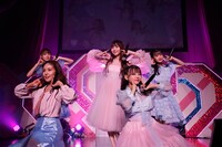 「Sweetest girl」を披露する大谷映美里、音嶋莉沙、齋藤樹愛羅、齊藤なぎさ、諸橋沙夏。（写真提供：代々木アニメーション学院）