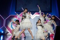 「推しのいる世界」を披露する大場花菜、佐々木舞香、佐竹のん乃、瀧脇笙古、野口衣織、山本杏奈。