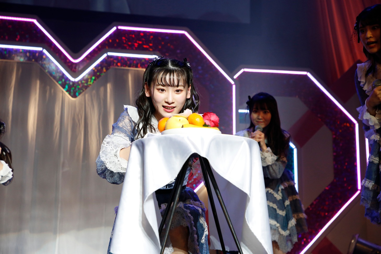 テーブルクロス引きに挑戦する齋藤樹愛羅。（写真提供：代々木アニメーション学院）