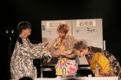 わさび山盛りの寿司を食べたカイ、ユーキ、タクヤ。（撮影：米山三郎）