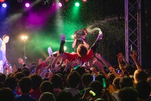 クラウドサーフしながら水をまくユーキ。（撮影：米山三郎）