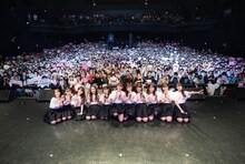 ファンと記念撮影する=LOVE。（写真提供：代々木アニメーション学院）