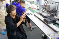 中国の工場を視察するピエール中野。