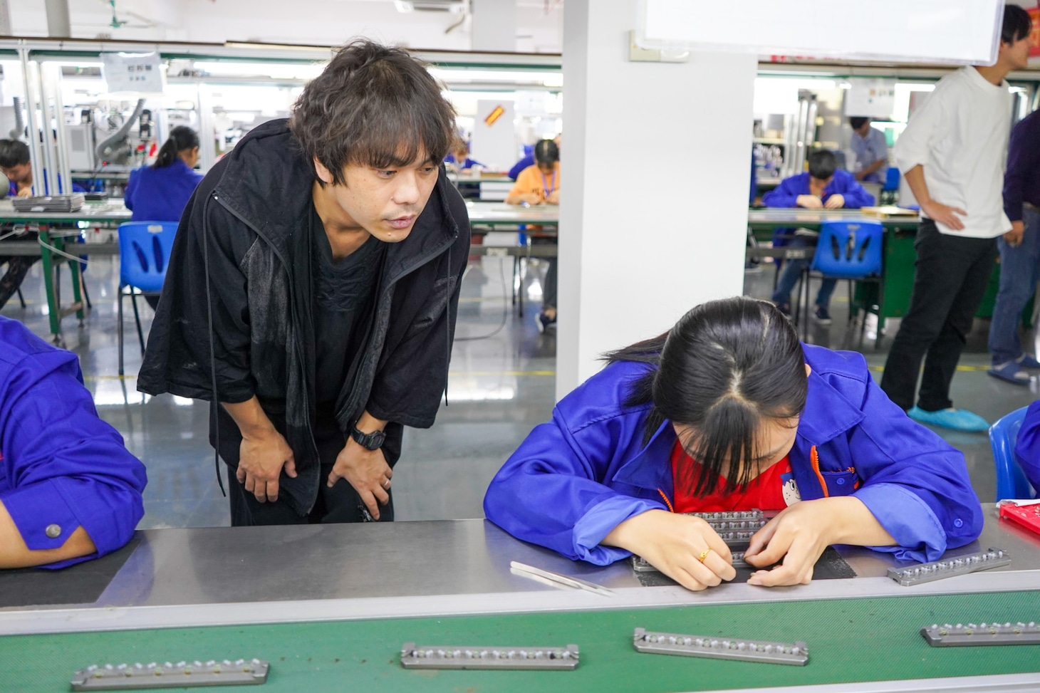 中国の工場を視察するピエール中野。