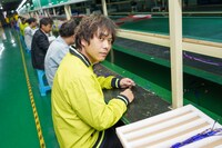 中国の工場を視察するピエール中野。