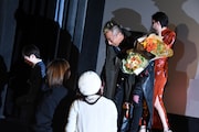 ファンから花束を受け取る長渕剛。