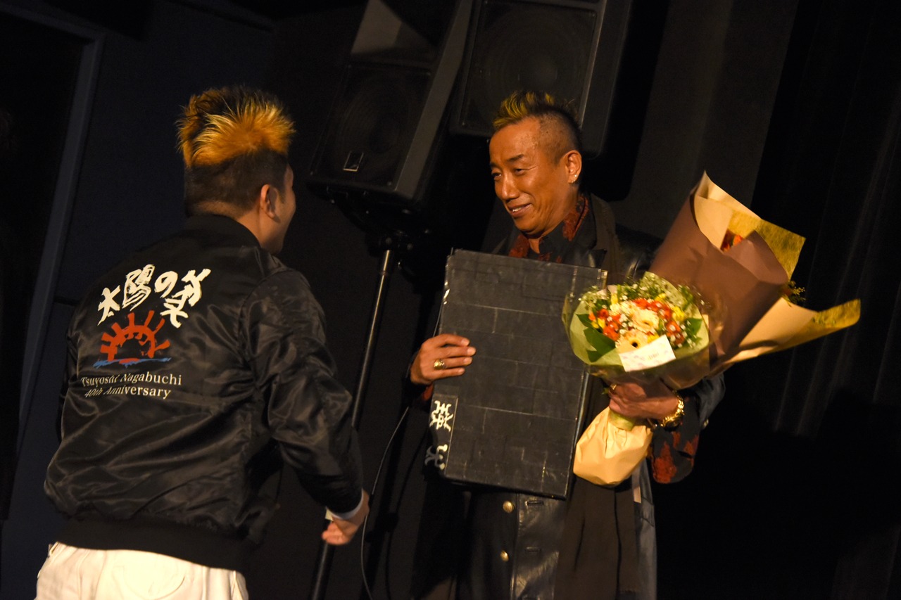 ファンからプレゼントを受け取る長渕剛。