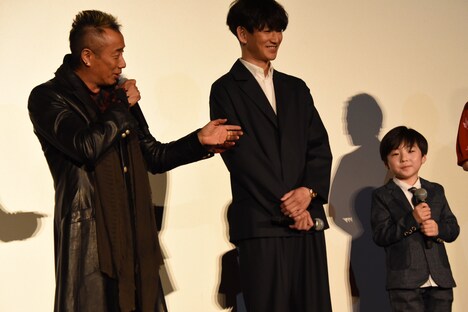 左から長渕剛、瑛太、潤浩。