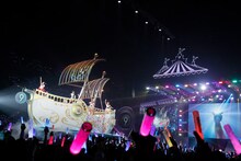 Aqoursシップで移動するAqours。 (c)2013 プロジェクトラブライブ！ (c)2017 プロジェクトラブライブ！サンシャイン!! (c)プロジェクトラブライブ！虹ヶ咲学園スクールアイドル同好会