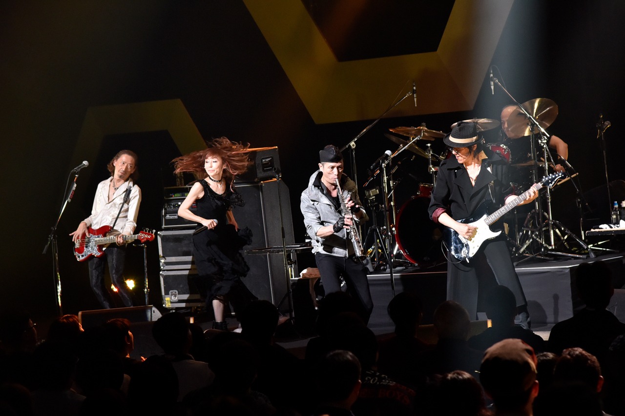 左からENRIQUE、杏子、KONTA、いまみちともたか。（撮影：三浦憲治）