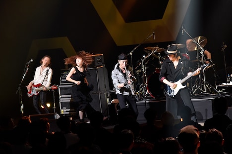 左からENRIQUE、杏子、KONTA、いまみちともたか。(撮影:三浦憲治)