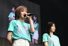 岡田奈々（手前） (c)AKS