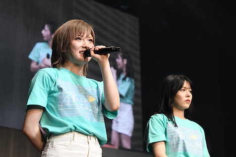 岡田奈々（手前） (c)AKS