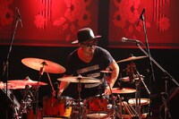 H ZETT KOU（Dr）（Photo by Shunji Takahashi）