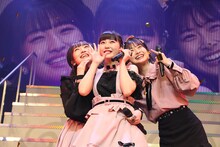 左からHKT48の田島芽瑠、田中美久、松岡はな。(c)AKS