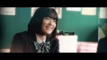 真っ白なキャンバス「桜色カメラロール」ミュージックビデオのワンシーン。(c)KING RECORDS / 真っ白なキャンバス