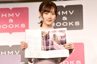 お気に入りカットを紹介する山下美月。