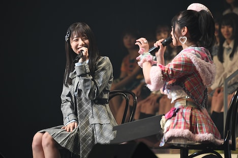 左から鈴木優香、峯岸みなみ。(c)AKS