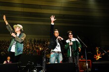 左から浜崎貴司、間寛平、YO-KING。